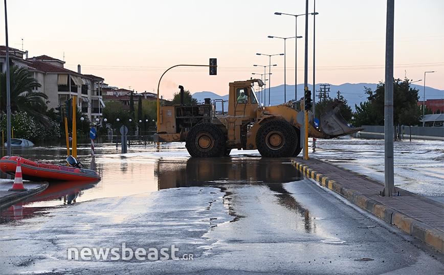 Μεταφέρει φάρμακα στη μητέρα της στην αποκομμένη Γιάννουλη με τη μπουλντόζα αλλά δε χάνει το χαμόγελό της