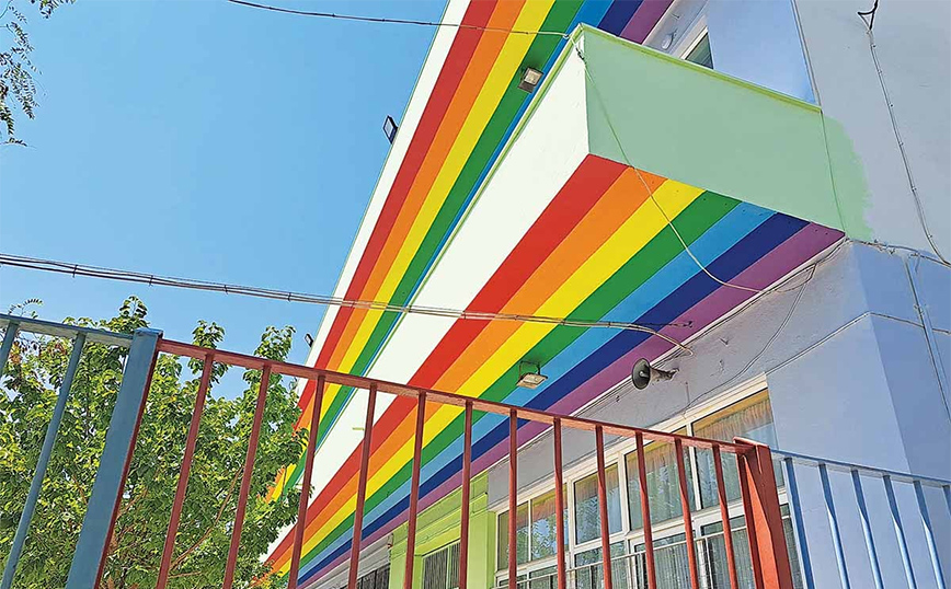 Αντιδράσεις για πολύχρωμο δημοτικό σχολείο στην Κόρινθο – Το συνδυάζουν με τα χρώματα της ΛΟΑΤΚΙ+ σημαίας