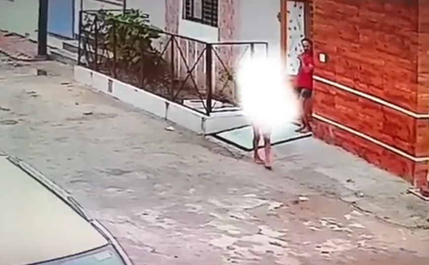 Γροθιά στο στομάχι – Βίντεο δείχνει ανήλικη θύμα βιασμού να γυρνά αιμόφυρτη στους δρόμους ζητώντας βοήθεια και τον κόσμο να τη διώχνει