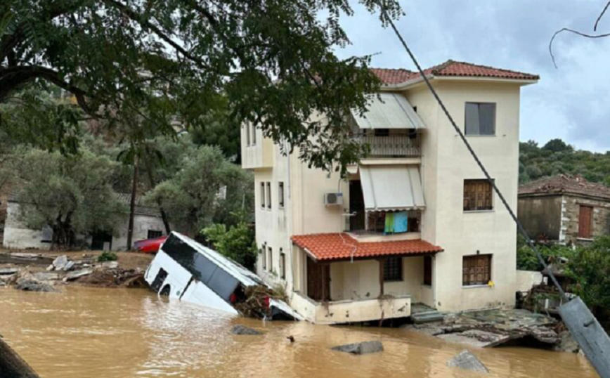 Κτίριο έγειρε από τα ορμητικά νερά στον Πλατανιά Πηλίου &#8211; «Στηρίζεται» σε λεωφορείο που παρασύρθηκε