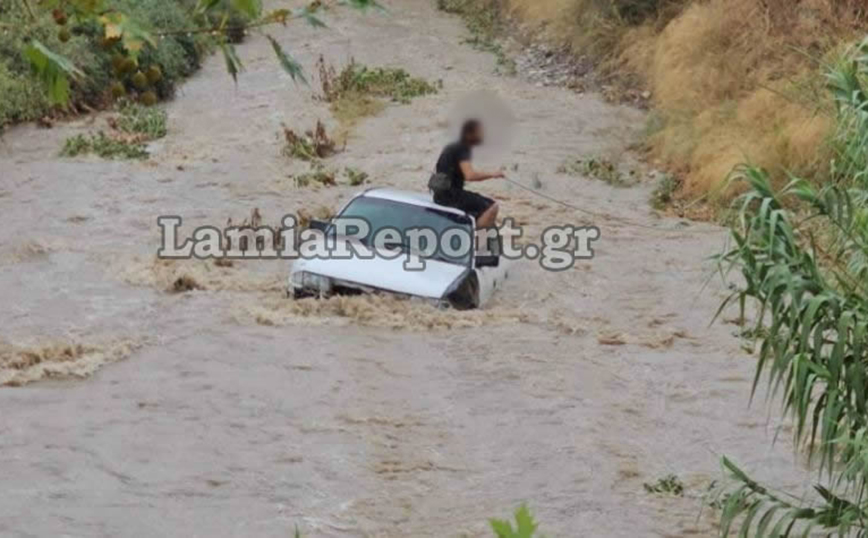 Αυτοκίνητο παρασύρθηκε από τα ορμητικά νερά χειμάρρου στη Λαμία &#8211; Βίντεο από τη διάσωση του οδηγού