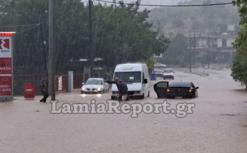 Πλημμύρισε ο δρόμος για το Νοσοκομείο στη Λαμία &#8211; Κόλλησαν αυτοκίνητα στους δρόμους