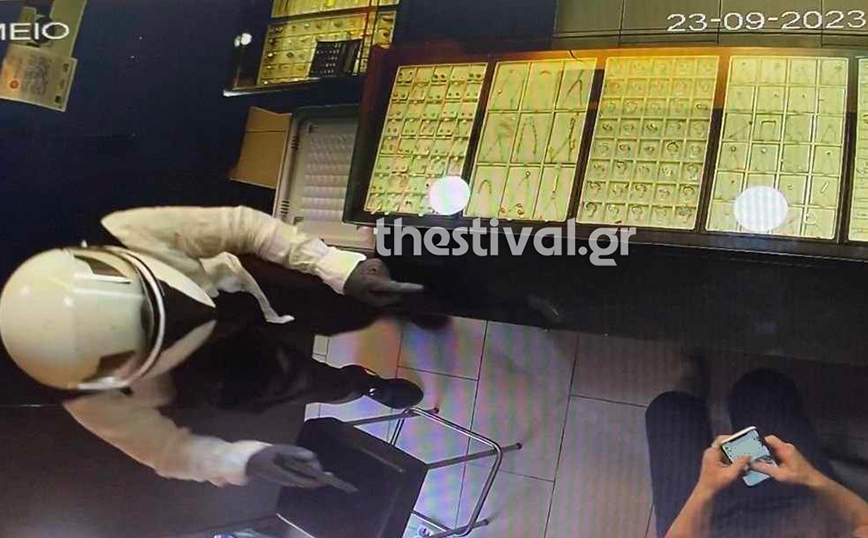 Συγκλονίζει χρυσοχόος που είδε από την κάμερα τον ληστή να απειλεί με όπλο την αδερφή του – «Φώναζα ”ληστεία”»