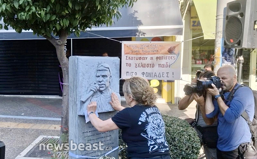 Δέκα χρόνια από τη δολοφονία του Παύλου Φύσσα &#8211; Στο σημείο της δολοφονίας η μητέρα του