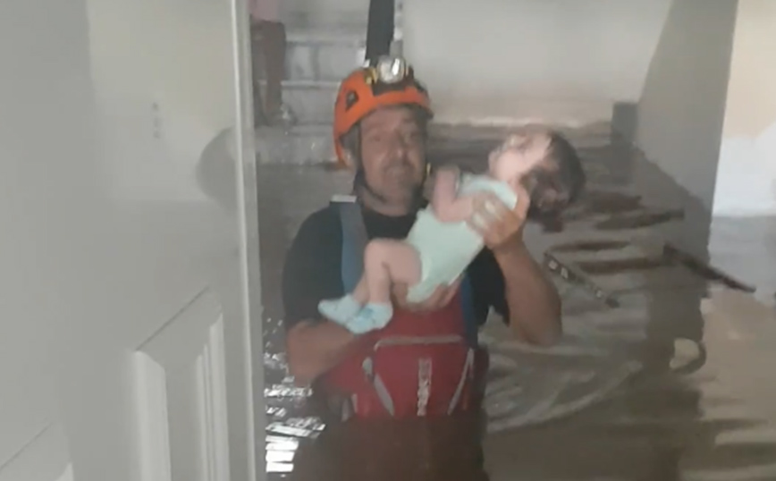 Συγκινητικό βίντεο με τη διάσωση βρέφους από πλημμυρισμένο σπίτι στη Θεσσαλία &#8211; Ξέσπασε σε κλάματα η μητέρα του