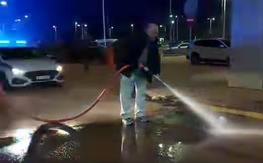 Ο Μπέος καθαρίζει τους δρόμους του Βόλου από τις λάσπες με μάνικα