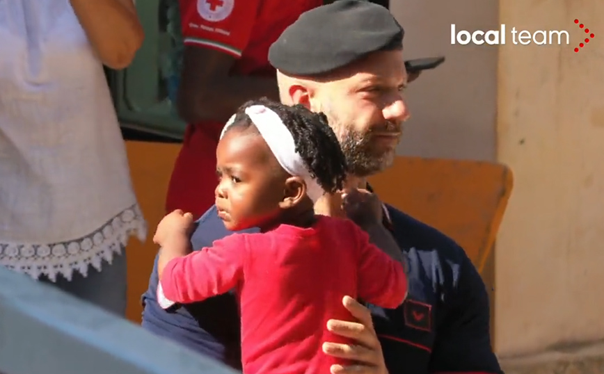 Ιταλία: Αστυνομικός νταντεύει προσφυγόπουλο στη Λαμπεντούζα &#8211; «Ήθελα να την προστατεύσω από το χάος»