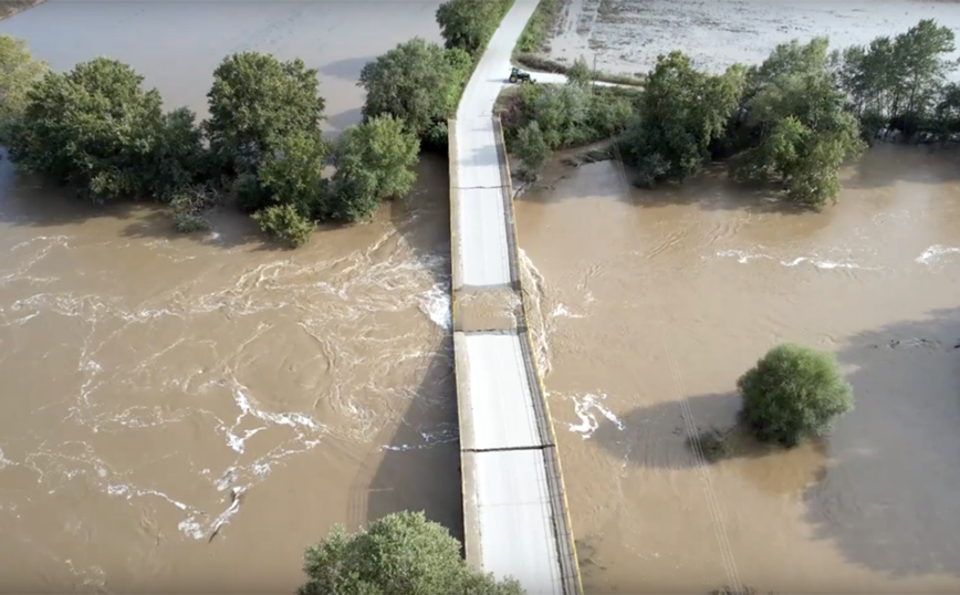 Η «τσακισμένη» γέφυρα στον Παλαιόπυργο Λάρισας και η καταστροφή του θεσσαλικού κάμπου σε βίντεο