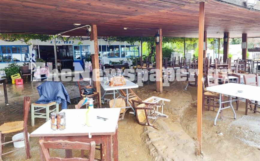 Τεράστιες οι ζημιές από το πέρασμα της κακοκαιρίας στην παραλία Αναύρου – «Πνίγηκαν» επιχειρήσεις