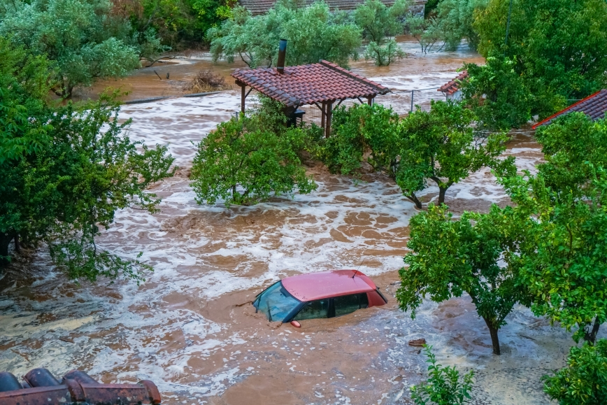 Τραγωδία στο Πήλιο – Αγνοείται νιόπαντρο ζευγάρι που παρασύρθηκε στη θάλασσα μαζί με το σπίτι όπου έμενε