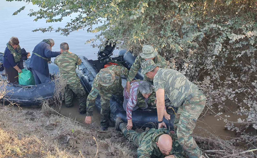 Συγκλονιστική εικόνα: Πεζοναύτης ξάπλωσε στις λάσπες για να περάσουν ηλικιωμένοι πλημμυροπαθείς πάνω του