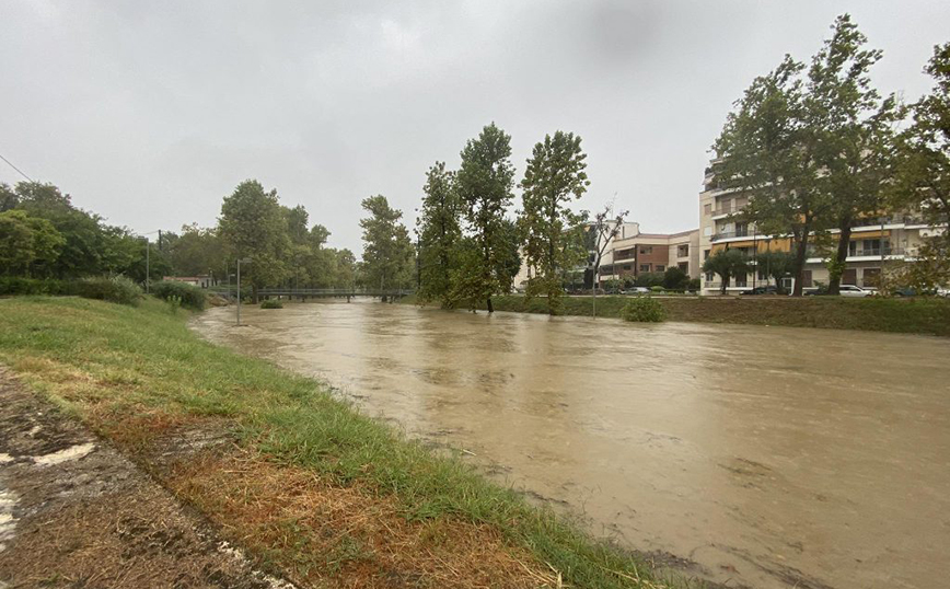 Κακοκαιρία: Φόβοι για πλημμύρες στα Τρίκαλα &#8211; Υπερχείλισε ο Ληθαίος