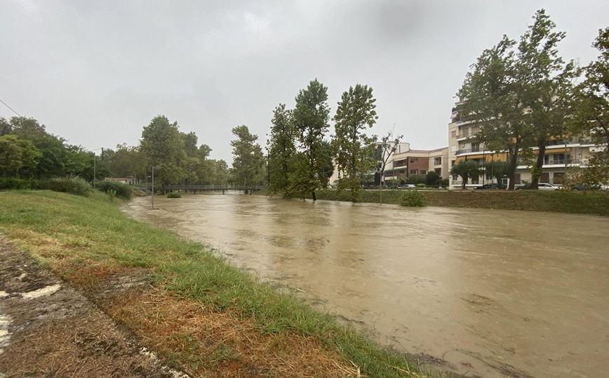 Κακοκαιρία: Φόβοι για πλημμύρες στα Τρίκαλα – Υπερχείλισε ο Ληθαίος