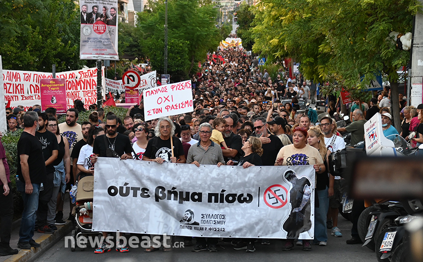 Πλήθος κόσμου στην αντιφασιστική πορεία για τα 10 χρόνια της δολοφονίας Φύσσα