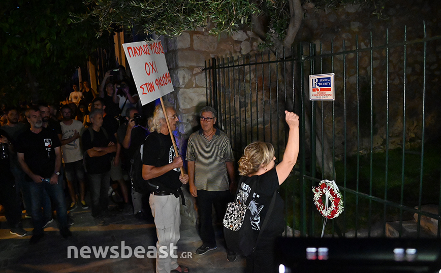 H Μάγδα Φύσσα αφήνει λουλούδια στο μνημείο του μπλόκου της Κοκκινιάς &#8211; Δείτε βίντεο