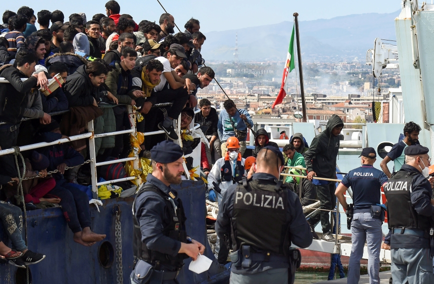 Σε απόγνωση η ιταλική κυβέρνηση για το προσφυγικό – «Μη μας αφήνετε μόνους» το μήνυμα προς την Ευρώπη