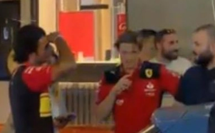Ο Carlos Sainz έδωσε μάχη με… ληστές – Του έκλεψαν το ρολόι αξίας 500.000 λιρών, τους κυνήγησε και το πήρε πίσω