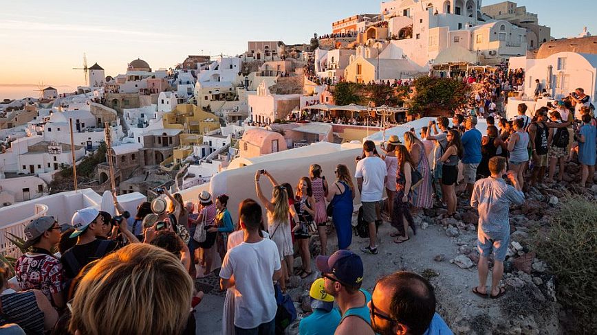 Εξαρθρώθηκε εγκληματική οργάνωση στη Σαντορίνη – Έκλεβαν τουρίστες στα τουριστικά μέρη του νησιού
