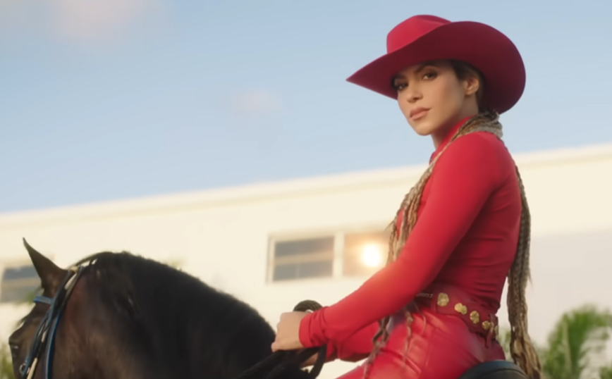 Η Σακίρα ως καβαλάρισσα στο νέο της video clip για το καινούριο τραγούδι της «El Jefe»