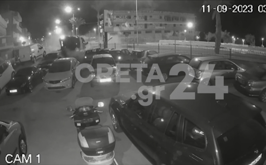 Κάμερα ασφαλείας κατέγραψε σοκαριστικό τροχαίο στο Ηράκλειο &#8211; Η στιγμή που ΙΧ «καρφώνεται» σε μάντρα αυτοκινήτων