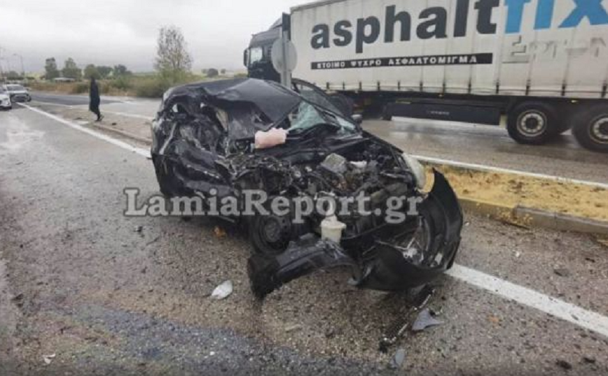 Νταλίκα πέρασε στο αντίθετο ρεύμα και διέλυσε δύο αμάξια στη Λαμία – Μία οδηγός νεκρή και σοβαρά τραυματισμένη η άλλη
