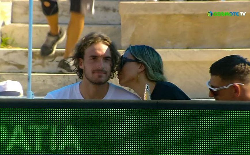 Davis Cup: Το φιλί της Πάολα Μπαντόσα στον Στέφανο Τσιτσιπά κατά την παρουσία τους στο Καλλιμάρμαρο