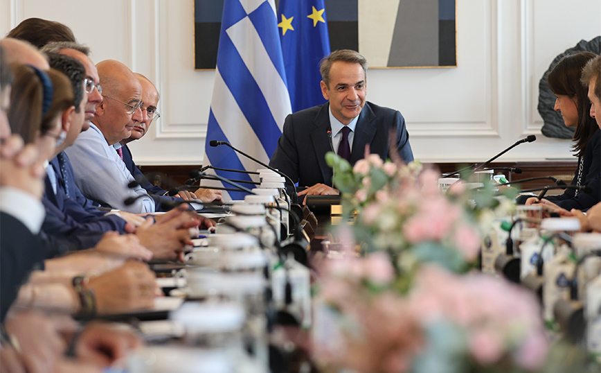 Υπουργικό σε δυο δόσεις – Μπαράζ νομοσχεδίων για Δημόσιο, Θεσσαλία, Δικαιοσύνη και μεγάλα έργα