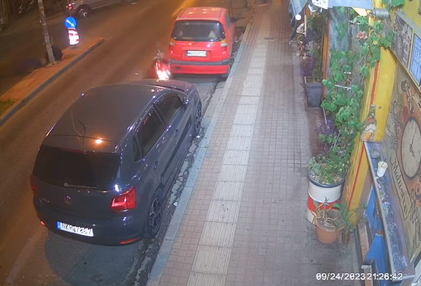 Σοκαριστικό βίντεο από τη στιγμή που ΙΧ χτυπά και εγκαταλείπει οδηγό μοτοσικλέτας στη Θεσσαλονίκη
