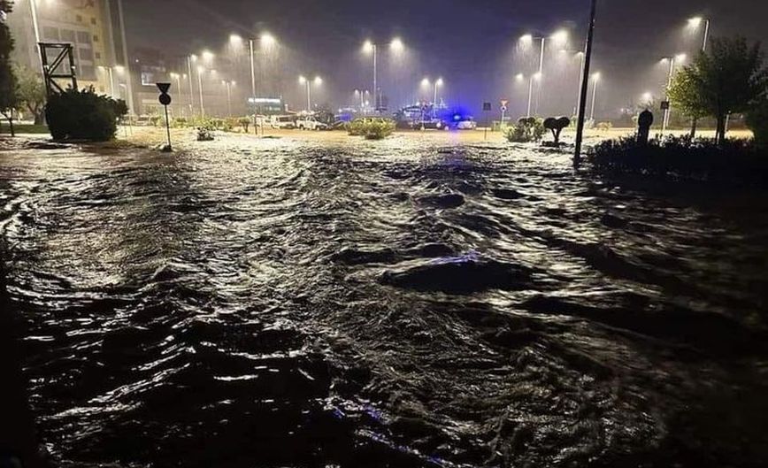 Τα «κύματα» σε κεντρικό δρόμο του Βόλου – Η απίστευτη φωτογραφία