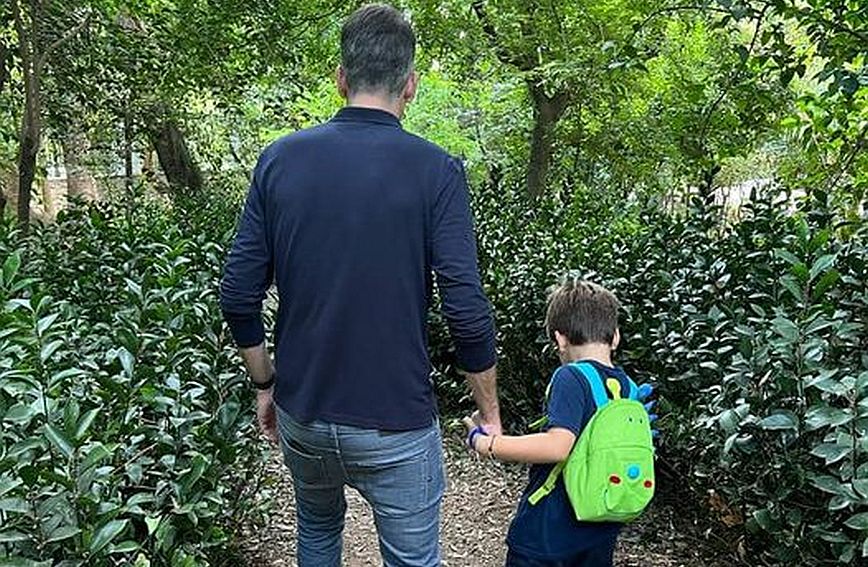 Ο Κώστας Μπακογιάννης με τον γιο του Δήμο, πήγαν βόλτα στον Εθνικό Κήπο