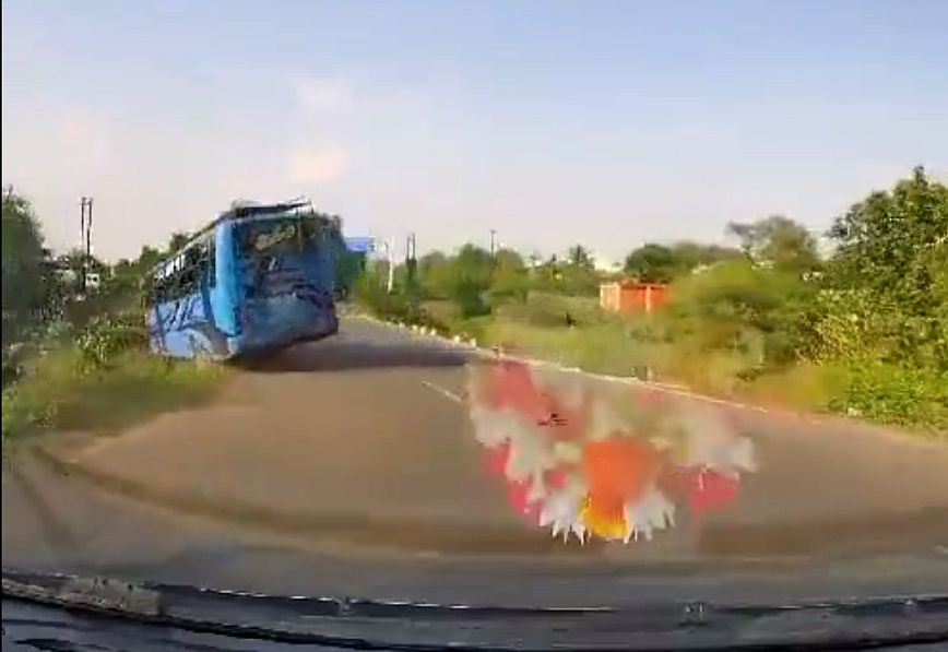 Ινδία: Βίντεο καταγράφει τη στιγμή που λεωφορείο με αρκετούς επιβάτες πέφτει με ταχύτητα σε ποτάμι