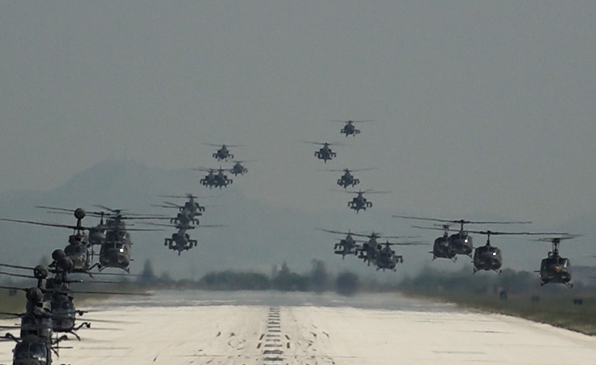 Εντυπωσιακή η στρατιωτική άσκηση ετοιμότητας «Πέλεκυς» &#8211; Δεκάδες ελικόπτερα σηκώθηκαν στον αέρα