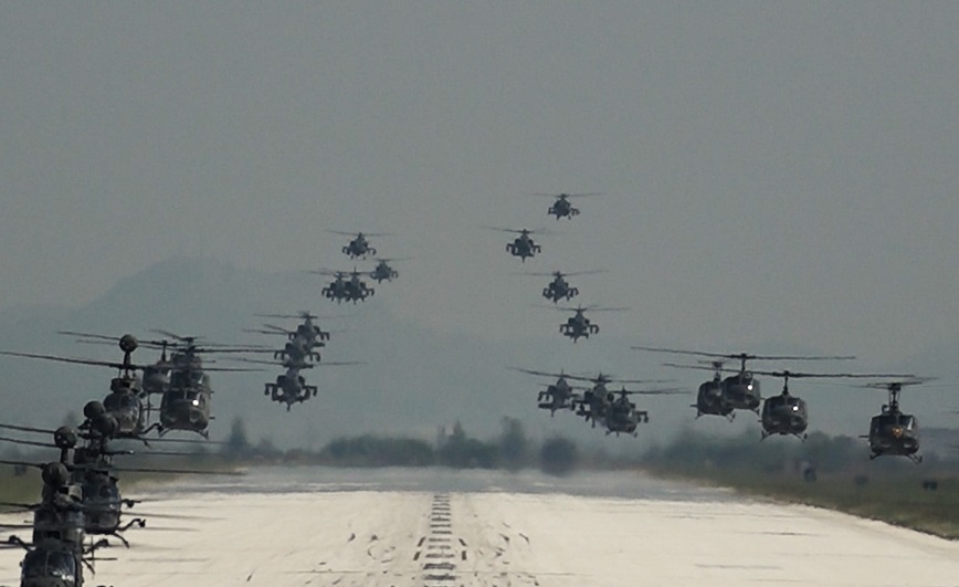 Εντυπωσιακή η στρατιωτική άσκηση ετοιμότητας «Πέλεκυς» – Δεκάδες ελικόπτερα σηκώθηκαν στον αέρα