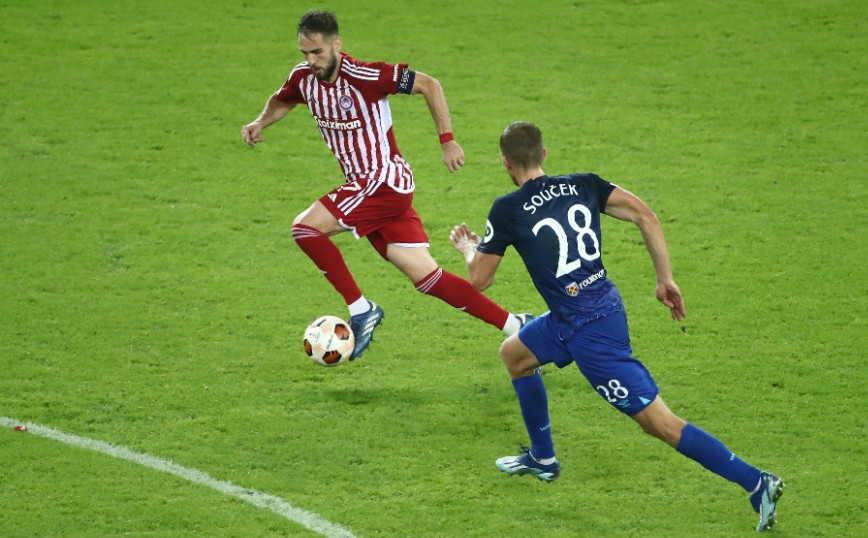 Ολυμπιακός – Γουέστ Χαμ: 2-0 στο 45’+1′ με αυτογκόλ του Ογκμπόνα