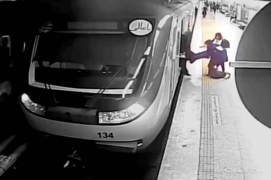 Πέθανε η έφηβη από το Ιράν που ήταν σε κώμα μετά την αμφιλεγόμενη λιποθυμία της μέσα στο μετρό της Τεχεράνης