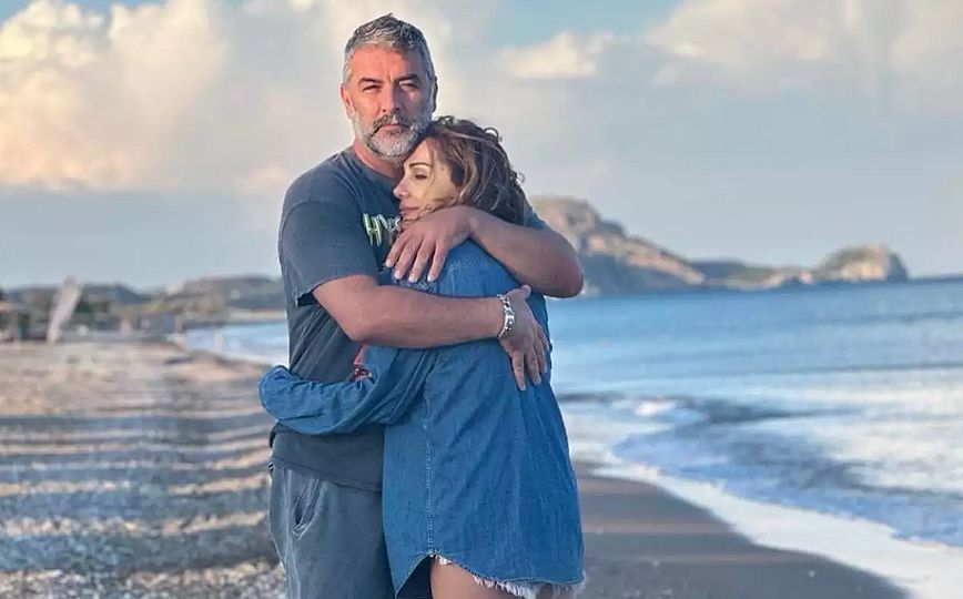Η Δέσποινα Βανδή αποχαιρέτησε το καλοκαίρι στην αγκαλιά του Βασίλη Μπισμπίκη στην παραλία Αφάντου της Ρόδου