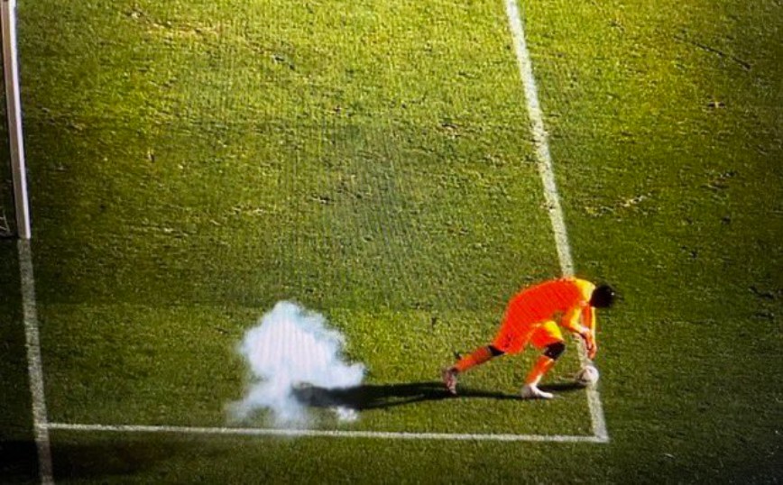 Ligue 1: Κροτίδα τραυμάτισε τον τερματοφύλακα της Κλερμόν – Διακόπηκε το ματς με τη Μονπελιέ