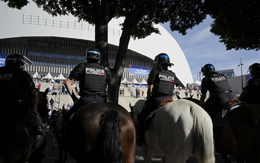 «Δρακόντεια» μέτρα ασφαλείας στο Γαλλία – Σκωτία μετά τις απειλές για βόμβες στο Παρίσι και την τρομοκρατική επίθεση στις Βρυξέλλες