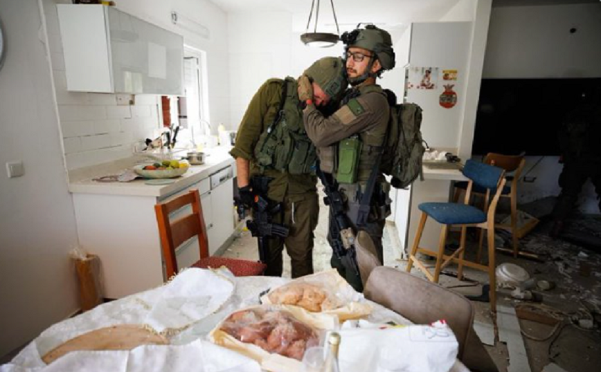 Ισραηλινός στρατιώτης «λύγισε» μπαίνοντας σε σπίτι οικογένειας που εισέβαλε η Χαμάς