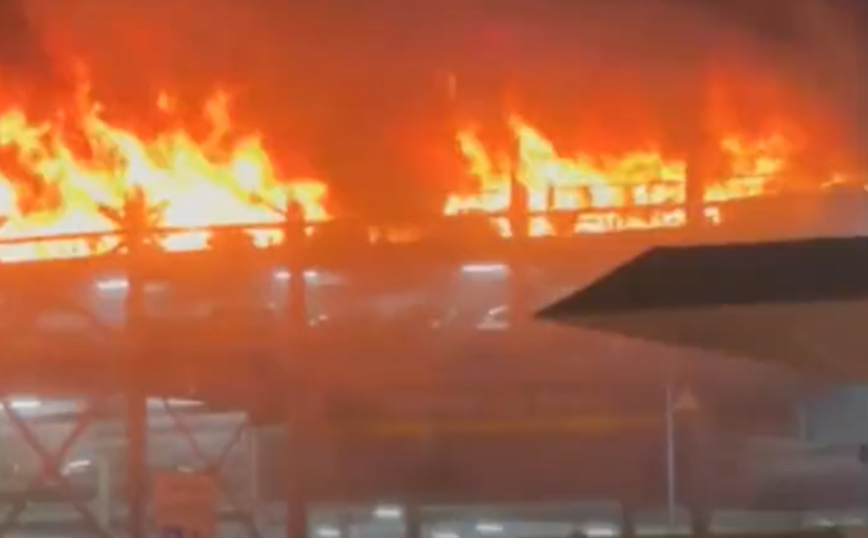 Κλειστό το αεροδρόμιο Λούτον του Λονδίνου εξαιτίας φωτιάς σε χώρο στάθμευσης