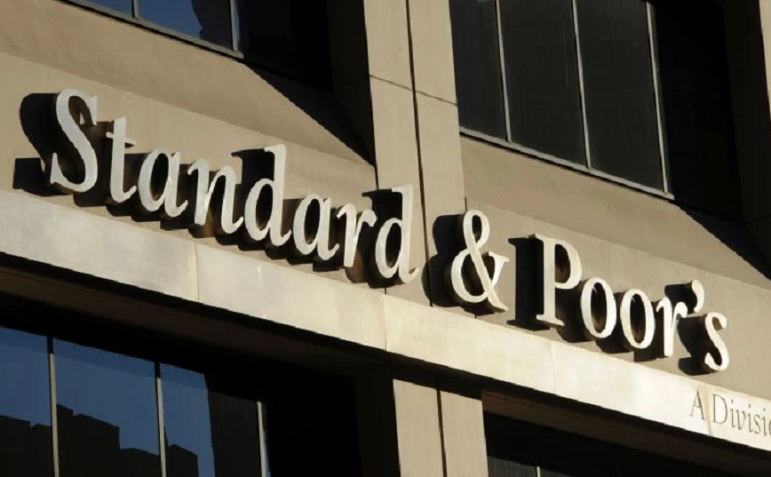 Standard & Poor’s: Έδωσε την επενδυτική βαθμίδα στην Ελλάδα – Αναβάθμισε το αξιόχρεο σε ΒΒΒ- από ΒΒ+