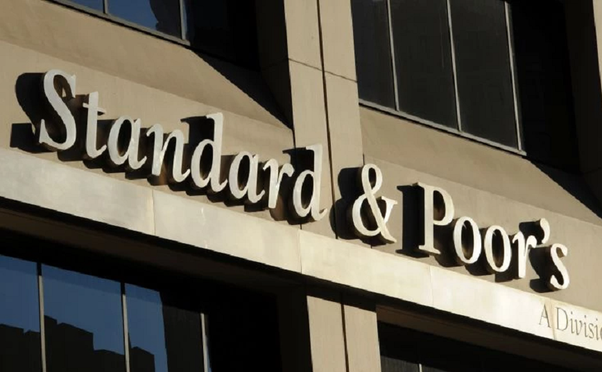 Standard &#038; Poor’s: Έδωσε την επενδυτική βαθμίδα στην Ελλάδα &#8211; Αναβάθμισε το αξιόχρεο σε ΒΒΒ- από ΒΒ+