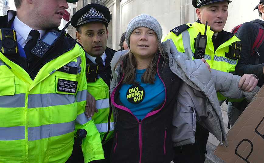 Σηκωτή έφυγε από διαδήλωση στο Λονδίνο η Γκρέτα Τούνμπεργκ &#8211; Συνελήφθη και οδηγήθηκε σε κλούβα