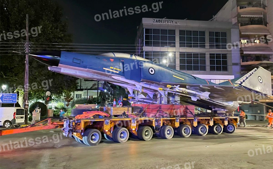 Εντυπωσιακό μαχητικό αεροσκάφος βγήκε στους δρόμους της Λάρισας – Ποια θα είναι η νέα του θέση
