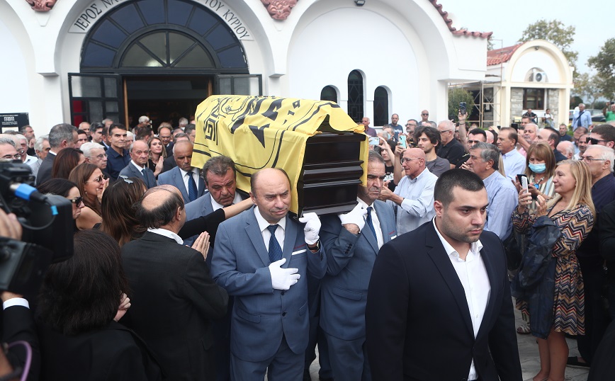 Κοσμοσυρροή στο λαϊκό προσκύνημα για τον Γιάννη Ιωαννίδη – Στο κοιμητήριο η σορός του