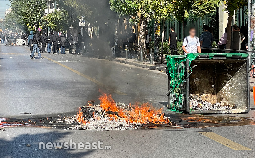 Ένταση έξω από την ΑΣΟΕΕ, φωτιά σε κάδους &#8211; Έκλεισε η Πατησίων