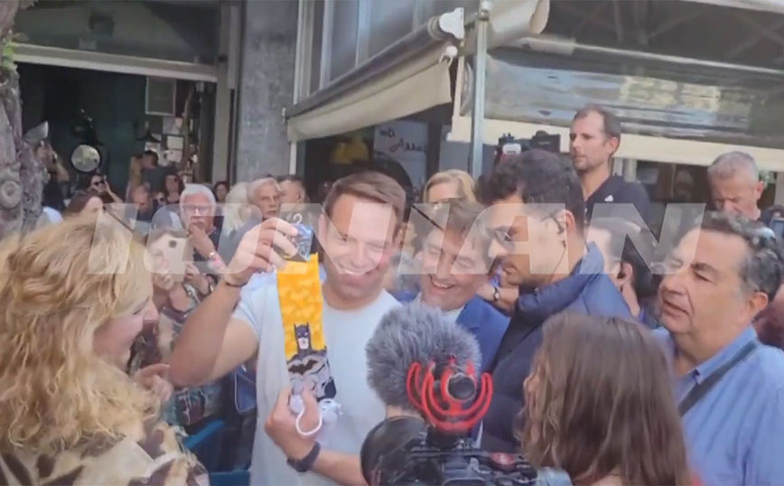 Δώρο κάλτσες με τον Batman πρόσφεραν στον Στέφανο Κασσελάκη στην Πάτρα