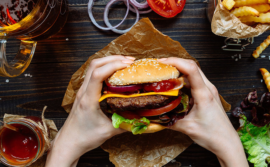 Πόσες θερμίδες έχει ένα cheeseburger