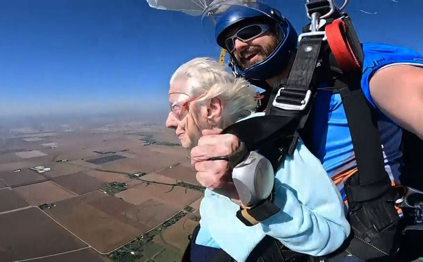 Στο ρεκόρ Γκίνες μία 104χρονη &#8211; Έκανε ελεύθερη πτώση από ύψος 4.115 μέτρων