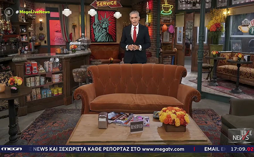 Ο Νίκος Ευαγγελάτος «μπήκε» στο «Central Perk» για να προλογίσει τον θάνατο του Μάθιου Πέρι και τα σχόλια έπεσαν «βροχή»